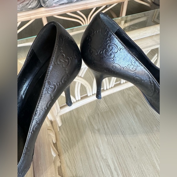 *Gucci Black Leather Pumps with Embossed Logo, Size 8.5 - really special! - Picture 4 of 7